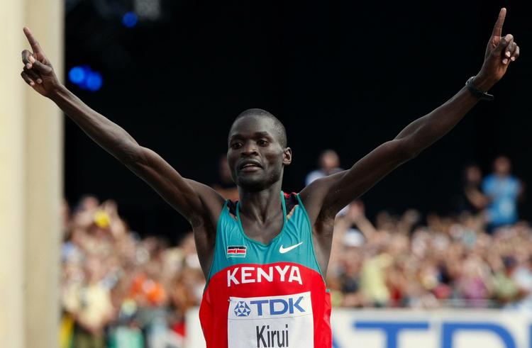 Abel Kirui kan kalde sig verdensmester, efter han besejrede sin landsmand Emmanuel Mutai, der vandt sølv. 