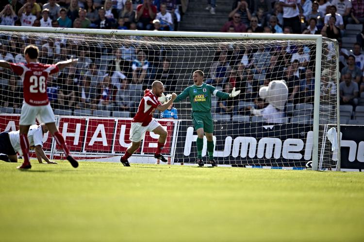 Christian Holst åbnede en underholdene kamp i Århus med et mål efter tre minutters spil. 