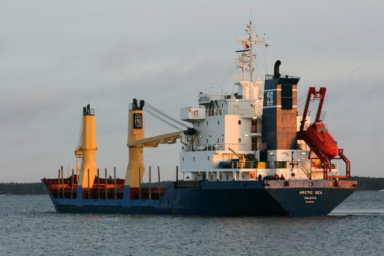 Officielt var der tømmer om bord på 'Arctic Sea', men en russisk avis sår nu tvivl om den forklaring. 
