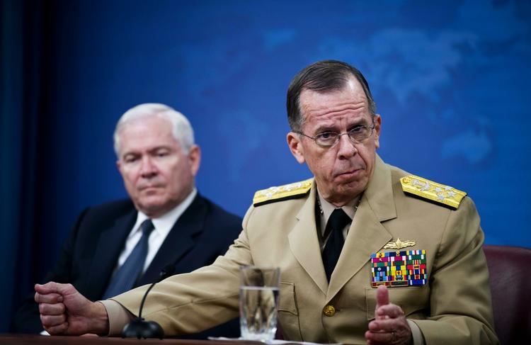 Den amerikanske forsvarschef Mike Mullen (th.) mener, at al-Qaeda er meget fokuseret på at angribe USA. 