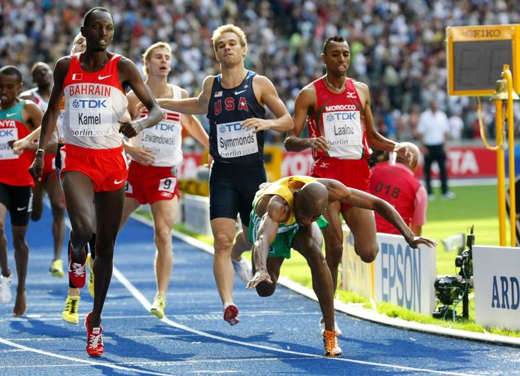 Sydafrikanske Mbulaeni Mulaudzi snublede ved målstregen, men vandt alligevel VM-guld i mændendes 800 meter finale. 