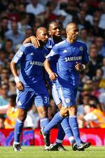 Didier Drogba i midten fejrer sin scoring til 1-0 sammen med sine holdkammerater. 