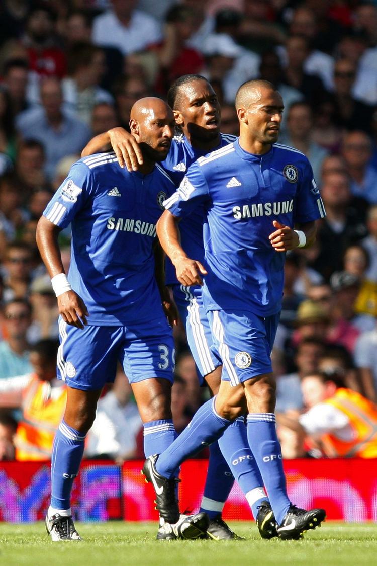Didier Drogba i midten fejrer sin scoring til 1-0 sammen med sine holdkammerater. 