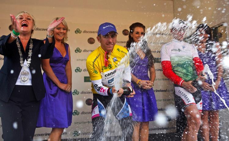 Englands Russell Downing fejrede sejren med champagne. Ved siden af ham hjælper Matti Breschel til med sin egen champagne efter han fik en trejdeplads i Tour of Ireland. 