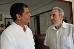 Fidel Castro (th) ses her sammen med Ecuadors præsident Rafael Correa. Fotoet stammer fra den cubanske avis Juventud Rebelde. 