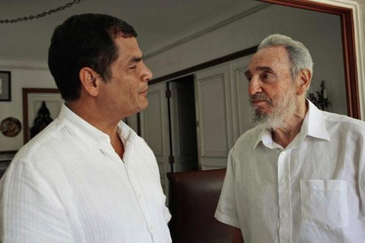 Fidel Castro (th) ses her sammen med Ecuadors præsident Rafael Correa. Fotoet stammer fra den cubanske avis Juventud Rebelde. 