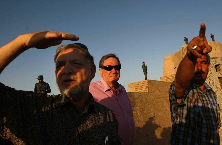 Obamas udsending til Afghanistan, Richard Holbrooke, besøger den gamle by Herat. Holbrooke er blevet mødt med et ønske om flere soldater under sin visit i landet. 