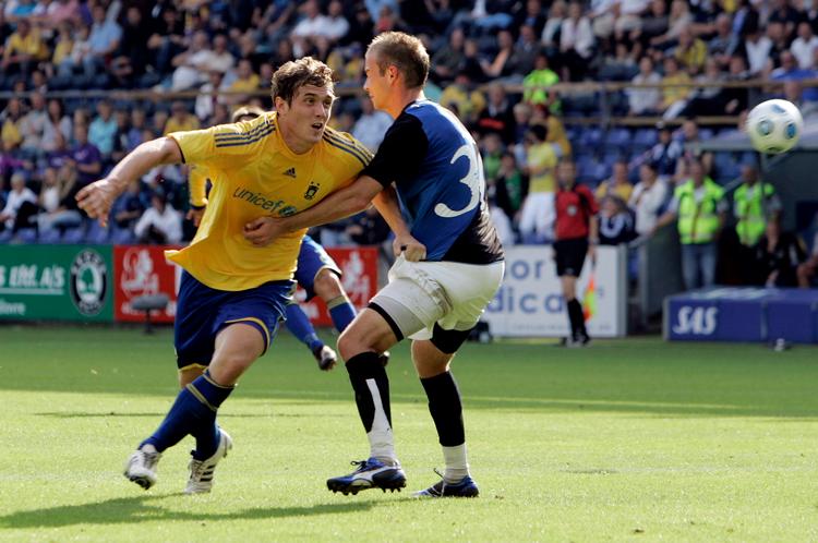 Morten Rasmussen (billedet) og de øvrige Brøndby-spillere var som forvandlede i hjemmekampen mod HB Køge. Torsdagens hav af afbrændere mod Hertha Berlin blev udnyttet i gårsdagens storsejr. Foto: Finn Frandsen 
