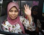 Kartika Sari Dewi Shukarno slap med skrækken i dag, men de seks stokkeslag falder efter ramadanen. 