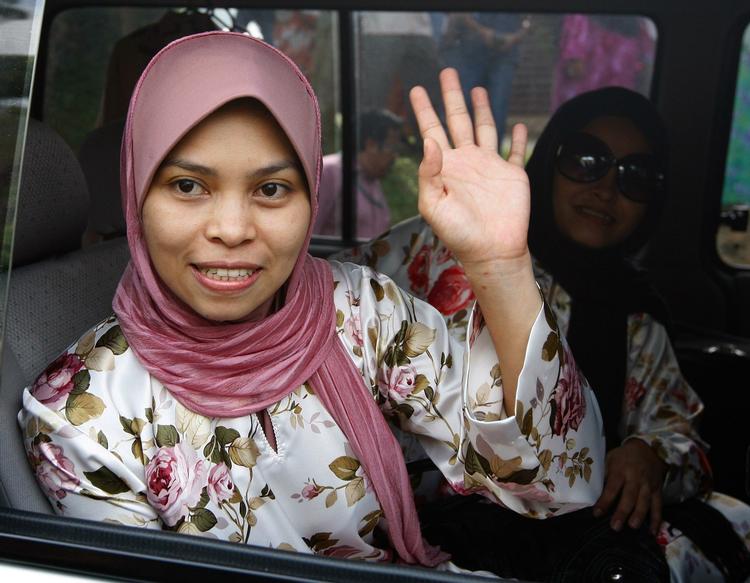 Kartika Sari Dewi Shukarno slap med skrækken i dag, men de seks stokkeslag falder efter ramadanen. 