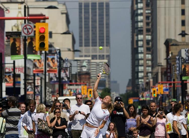Optakten til turneringen i Toronto var forlagt til et af de mere trafikerede kryds i storbyen, hvor Caroline Wozniacki spillede et par bolde med Ana Ivanovic. Arkivfoto. 