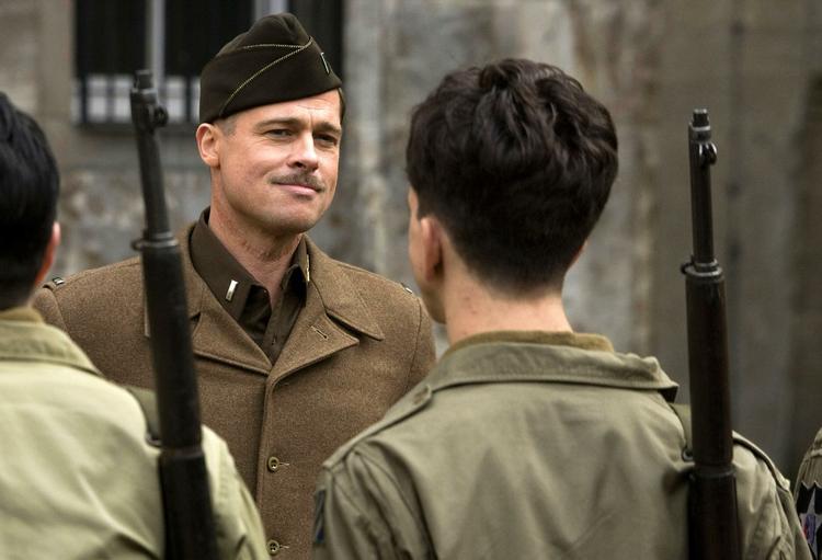 Brad Pitt spiller lederen af en jødisk dødspatrulje, der på de mest makabre måder slår nazister ihjel. 