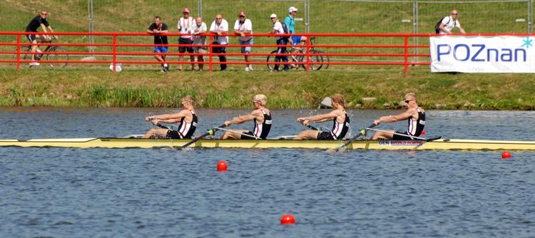 Den danske letvægtsfirer roede sig sikkert i semifinalen foran Japan på trods af tekniske vanskeligheder i starten.  I den danske båd sidder fra venstre mod højre: Morten Jørgensen, Kasper Winther Jørgensen, Jens Vilhelmsen og Christian Place Pedersen. 
