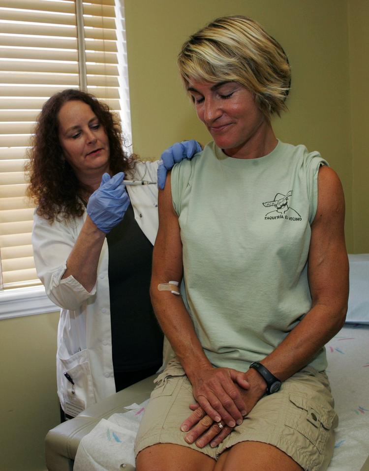 Lige nu smittes færre briter med svineinfluenza. Samtidig knokles der med at udvikle en ny vaccine mod sygdommen - som her indsprøjtes i en testperson i Atlanta, USA. 