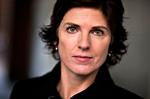 43 år.  Kirsten Hammann har blandt andet skrevet romanen 'En dråbe i havet' (2008). 