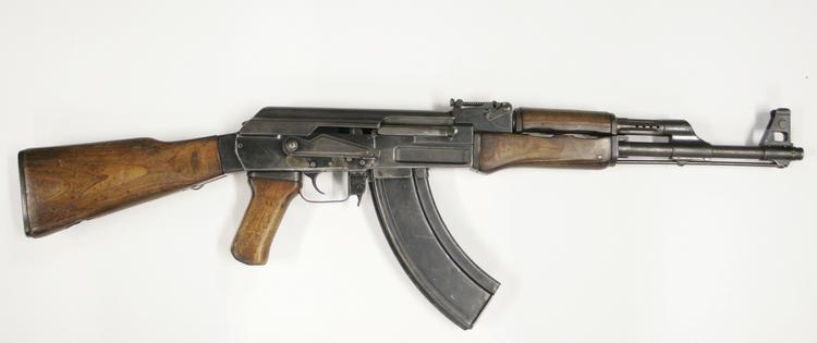 Kalashnikoven er et af verdens mest udbredte skydevåben. Eksemplaret her har politiet konfiskeret i det kriminelle miljø. Arkivfoto 