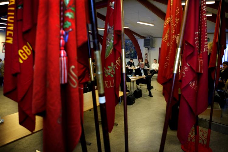 De traditionelle fagforeninger i har årevis ført hård kamp mod alternative fagforeninger, som bliver betegnet »gule«. 