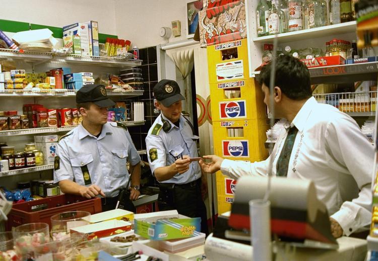 Betjente fra den lokale politistation på Nørrebro i København er på arbejde i en butik.Nu bliver antallet af lokale betjene kraftigt forøget.»Vi skal ud i området og være synlige«, siger Frank Reuter, der er leder af nær-politistationen på Nørrebro. 