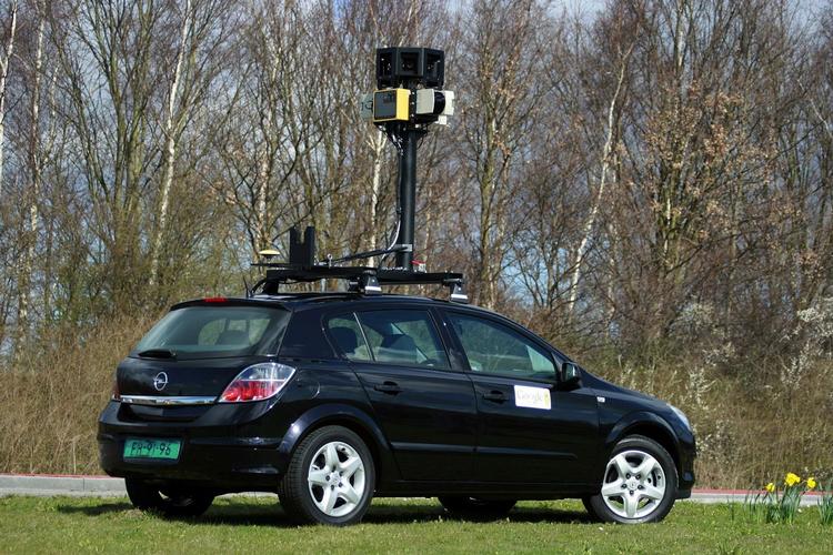 Google har sendt en bil som denne rundt på vejene i Schweiz for at fotografere gader og stræder. Men arbejdet med at anonymisere biler og borgere er ikke gjort godt nok, mener myndighederne. 