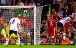 Curtis Davies bringer Aston Villa foran 2-0 mod Liverpool. 