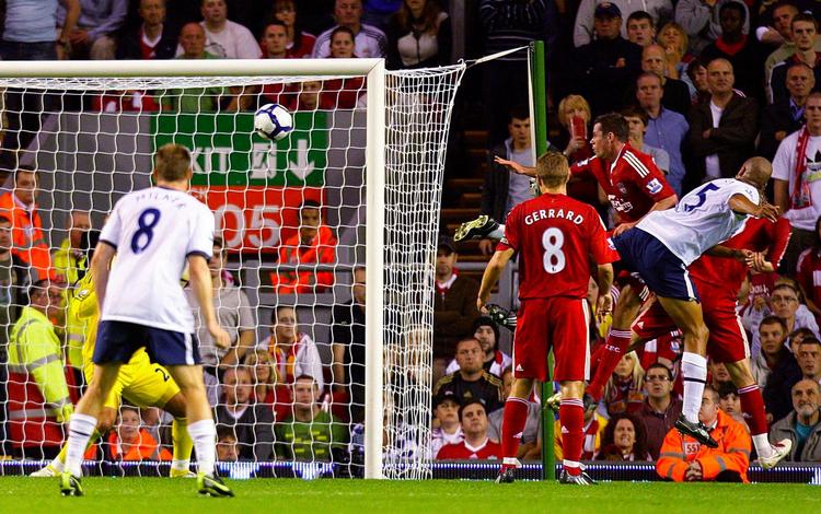 Curtis Davies bringer Aston Villa foran 2-0 mod Liverpool. 