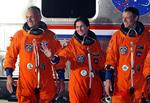 Astronauter forlader rumfærgen, efter at opsendelsen blev udskudt. 