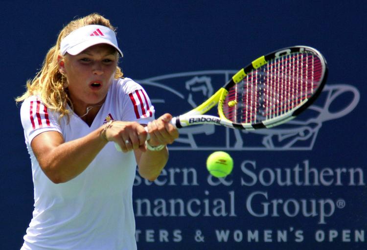 Caroline Wozniacki er røget tidligt ud af de seneste turneringer, men det bekymrer ikke far og træner Piotr Wozniacki, der vægter udviklingen på længere sigt. Arkivfoto. 