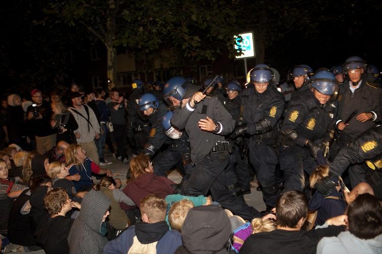 Politiet valgte at bruge knipler mod siddende demonstranter uden for Brorsons Kirke. 