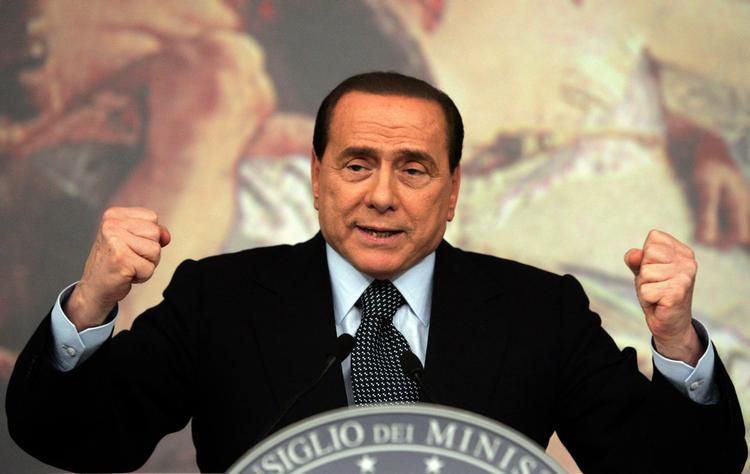 Den italienske ministerpræsident Silvio Berlusconi har et hav af sager at forholde sig til omkring sin egen person. Måske er det derfor, han vælger at blande sig i andre folks arbejde. Arkivfoto. 