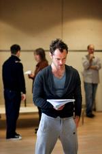 Filmstjernen Jude Law har genskabt sig som klassisk britisk Shakespeareskuespiller i ’Hamlet’, og nu er det danskernes tur til at opleve ham live.  Foto: Marc Brenner 
