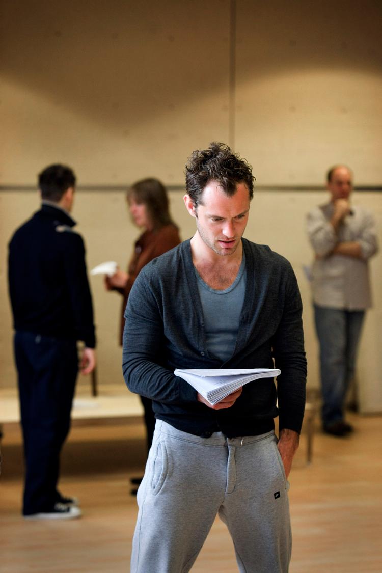 Filmstjernen Jude Law har genskabt sig som klassisk britisk Shakespeareskuespiller i ’Hamlet’, og nu er det danskernes tur til at opleve ham live.  Foto: Marc Brenner 