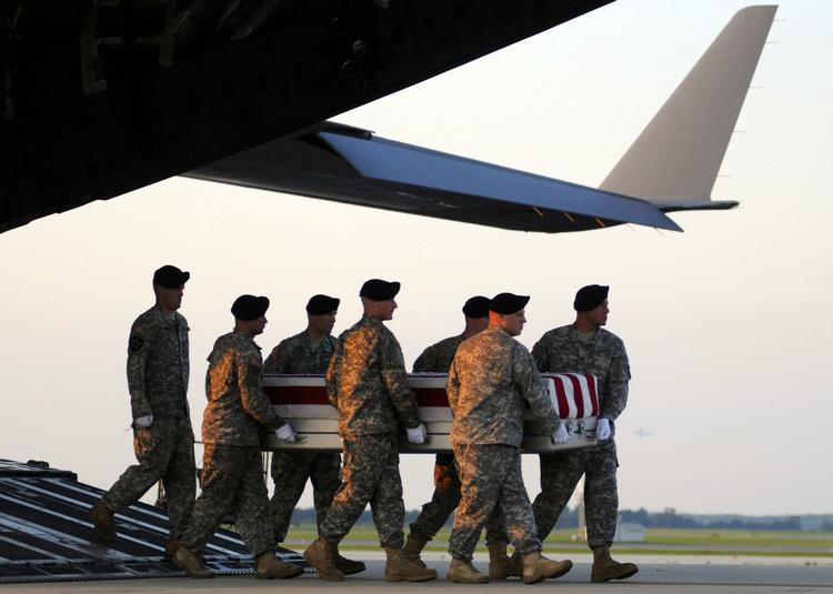 Flere soldater end i noget andet år under krigen i Afghanistan kommer hjem i kiste. 2009 er det blodigste år siden invasionen i 2001. 