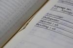 Et af de eksemplarer af regerings forslagf til finanslov, hvor der er revet sider ud. 