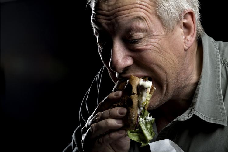 Undgå fed mad, hvis du vil gøre noget godt for dit kolesteroltal. På billedet er det Politikens Rasmus Bech, der sætter tænderne i en burger. Hans sundhedstilstand er så vidt vides ganske fin. 
