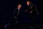 Jude Law som Hamlet med Ron Cook i rollen som Polonius på scenen i Donmar Warehouse opsætning af Hamlet på Kronborg. 