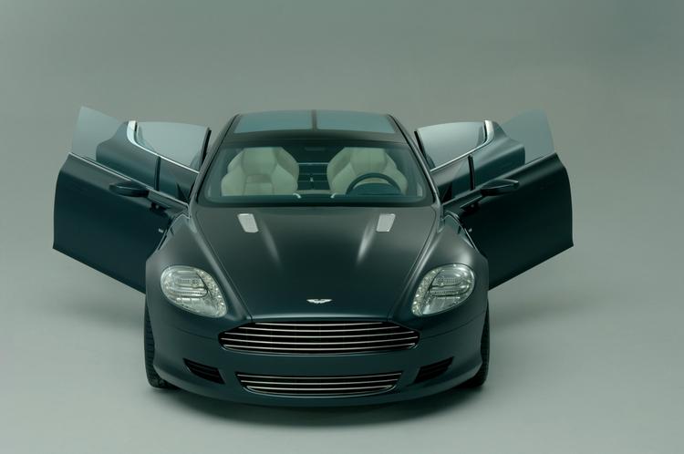 Aston Martin Rapide kan et lille trick med dørene: De åbner en smule opad. Om det gavner ind- og udstigning er helt uvist. 