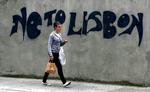 Irerne sendte EU ud i en krise, da over halvdelen af vælgerne i juni sidste år fulgte graffitien på muren i Dublin og stemte nej til Lissabon-traktaten. (Arkivfoto) 