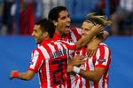 Diego Forlan (til højre) jubler efter 1-0-scoringen mod Panathinaikos. 