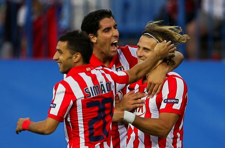 Diego Forlan (til højre) jubler efter 1-0-scoringen mod Panathinaikos. 