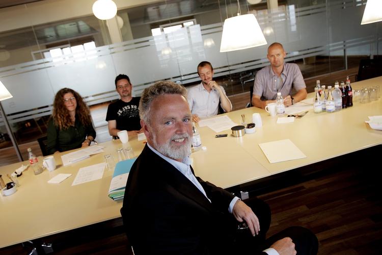 Andelshaverne Anitta Winther Mikkelsen, Carsten Bangsgaard, Jonas Lauridsen og Kåre Banke (bagest fra venstre mod højre) kan se frem til at få sat deres boliglån op mod 2,5 procentpoint ned, efter at advokat Allan Thomsen (forrest) har hjulpet dem. 
