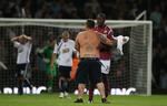 Fans fra West Ham invaderede banen ved deres holds tre scoringer. Det kostede flere afbrydelser. 
