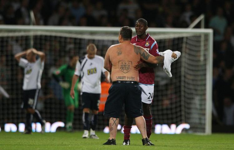 Fans fra West Ham invaderede banen ved deres holds tre scoringer. Det kostede flere afbrydelser. 