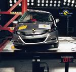En Honda Insight får her et voldsomt smæk fra siden i den såkaldte pæletest. Euro NCAP giver Honda Insight topkarakter på fem stjerner. Foto: Euro NCAP 