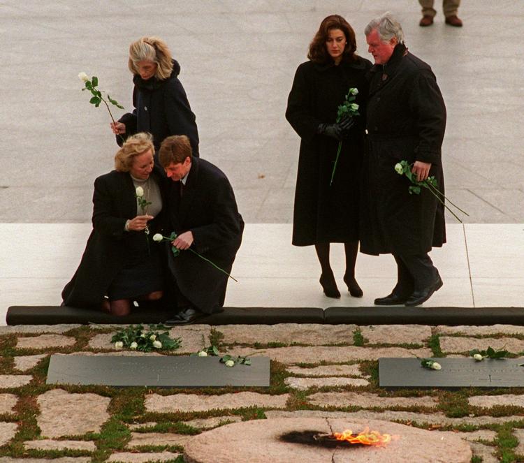 Kennedy-familien besøger John F. Kennedys og hans hustru Jacquelines gravsted i 1995. Edward Kennedy ses sammen med hustruen Reggie til højre i billedet. 