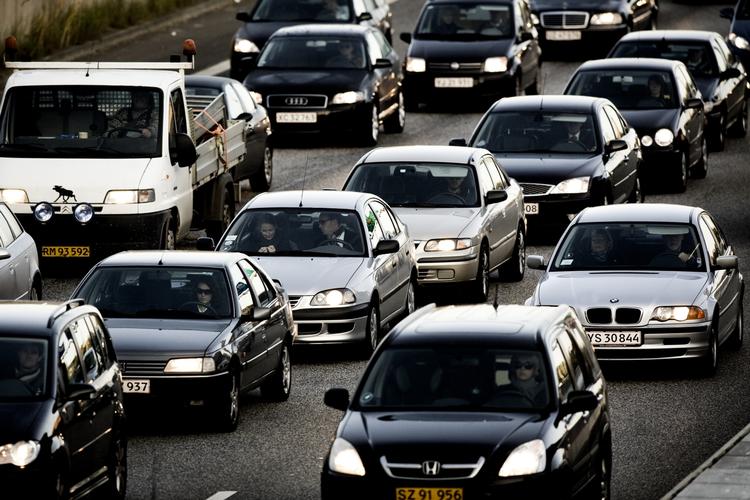 Mylderet af biler i hovedstaden skal reguleres med betalingsveje, mener S og SF. Arkivfoto 