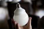 Sparepærer er energirigtige - men de kan også give nerveskader og indlæringsproblemer, hvis man kommer i kontakt med kviksølvet inde i dem. Det står der ikke noget om på pærernes indpakning. 