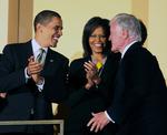 Barack og MIchelle Obama hylder Edward Kennedy på hans fødselsdag i marts. 