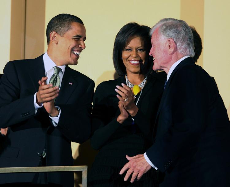 Barack og MIchelle Obama hylder Edward Kennedy på hans fødselsdag i marts. 