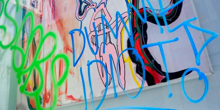 Kunstneren Kristian Von Hornsleths udstilling i Mejlgade i Århus er blevet udsat for grafitti hærværk. 