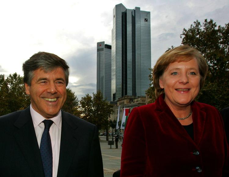 Angela Merkel er havnet i et politisk stormvejr bare en måned inden det tyske valg 27. september. Spørgsmålet er, om hun har brugt skatteydernes penge på at fejre manden, hun ses sammen med her; bankdirektør Josef Ackermann. 